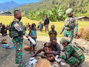 Tiga warga Orang Asli Papua (OAP), terdiri dari seorang perempuan dewasa dan dua anak-anak, dilaporkan menjadi korban penembakan di Distrik Sinak