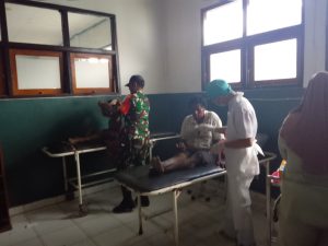 Aparat Gabungan TNI Bersama RSUD Mulia dan PMI Kab Puncak Jaya Evakuasi Pengungsi Korban Penembakan KKB di Distrik Sinak