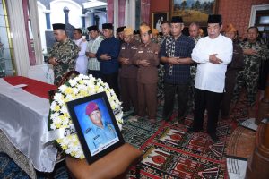 DI RUMAH DUKA, PANGKORMAR PIMPIN UPACARA PERSEMAYAMAN ALMARHUM LETJEN TNI MAR (PURN) SUHARTO
