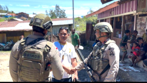 Patroli di Sinak, Ops Damai Cartenz Perkuat Kedekatan dan Rasa Aman Warga