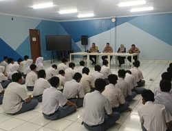 Dalam Upaya Antisipasi Tawuran Kapolsek Bekasi Barat Berikan Sosialisasi dan Pembinaan Kepada Siswa SMKKota Bekasi,