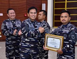 KASAL ANUGERAHKAN PENGHARGAAN TERTINGGI KEPADA SATGAS PAMTAS RI–PNG MOBILE YONIF 4 MARINIR “GOBANG V” DAN YONIF 10 MARINIR “GOBANG IV” ATAS PRESTASI GEMILANG DI PAPUA