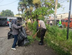 Bhabinkamtibmas Jakasampurna Bersama Warga Gelar Sabtu Bersih di Jalan Patriot