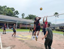 MEMBANGUN SEMANGAT DAN SINERGITAS ANTAR INSTANSI PRAJURIT YONIF 8 MARINIR LAKSANAKAN OLAHRAGA BERSAMA DENGAN YON TP 907/DS