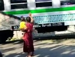 Viral Ibu-ibu Penjual Warung Selalu Hentikan Pengendara saat Kereta Melintas di Perlintasan Tanpa Palang Pintu di Wonogiri