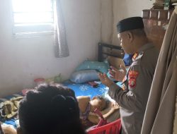Empati Kapolsek Bekasi Barat Kunjungi Warga Janda Lansia Yang Sakit