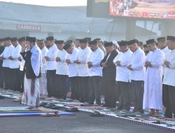 PANGKORMAR SHOLAT IDUL ADHA 1447 H BERSAMA RIBUAN MASYARAKAT DAN KELUARGA BESAR KORPS MARINIR