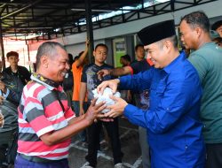 MASYARAKAT TERIMA PEMBAGIAN DAGING QURBAN KORPS MARINIR DI MASJID JANNATINDispen Kormar TNI Angkatan Laut (Jakarta).