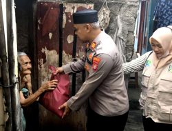 Jumat Berkah Polsek Bekasi Barat Berikan Paket Sembako Kepada Warga Lansia