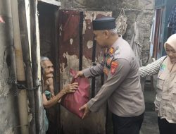 Jumat Berkah Polsek Bekasi Barat Berikan Paket Sembako Kepada Warga Lansia Kota