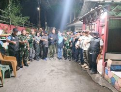 Babinsa Koramil 05/Kramatjati-Makasar dan Warga Gelar Patroli Malam Perkuat Kamtibmas di Halim Perdanakusuma