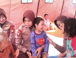 Polwan Brimob Polda Metro Jaya Berikan Trauma Healing untuk Anak-anak Korban Kebakaran Pasar Jiung Kemayoran