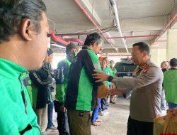 Jumat Berkah Polres Metro Bekasi Kota, Kasat Binmas Gelar Silaturahmi dan Berbagi Sembako untuk Ojol serta Ormas