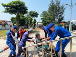 Kapal Patroli Jadi Penyelamat, Polairud PMJ Evakuasi Lansia Sakit ke Puskesmas