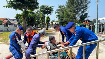 Kapal Patroli Jadi Penyelamat, Polairud PMJ Evakuasi Lansia Sakit ke Puskesmas