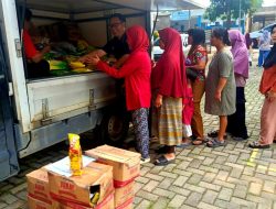 Bhabinkamtibmas Polsek Bantargebang Turun Langsung, Gerakan Pangan Murah Sumurbatu Berjalan Lancar