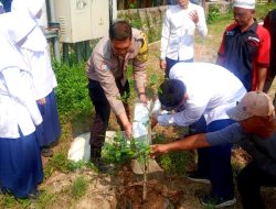 Bhabinkamtibmas dan Babinsa Tanam Pohon di SMPN 38 Bekasi Dukung Adiwiyata Nasional