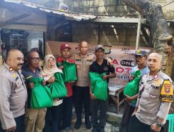 Wujud Kepedulian “Jaga Bekasi On The Spot” Kapolsek Pondok Gede Bagikan Sembako di Jaticempaka