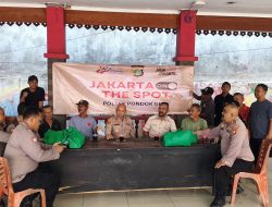 Kapolsek Pondok Gede Salurkan Bantuan Sosial kepada Warga Kurang Mampu Melalui Program Jaga Jakarta On The Spot