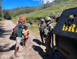 Menyapa dari Jantung Papua, Patroli Humanis Satgas Damai Cartenz Perkuat Kedekatan dengan Warga Ilaga