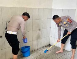 Satlantas Sukabumi Kota Bersihkan Masjid Jelang HUT Polri