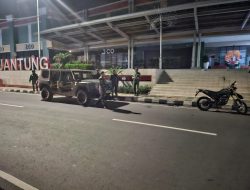 Babinsa Koramil 03/Ps.Rebo–Ciracas dan Warga Gelar Patroli Malam Ciptakan Ciracas Tetap Kondusif
