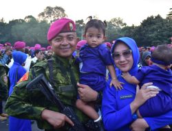 PENUH HARU, TRADISI PENYAMBUTAN WARNAI KEPULANGAN PRAJURIT KORPS MARINIR USAI TUNTASKAN PENUGASAN