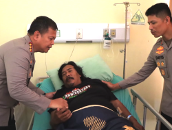 Wujud Nyata Polri Peduli, Kapolres Bekasi Kota Jenguk Ketua Ojol Sabuk Kamtibmas di RSUD