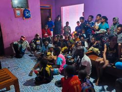 Memeriahkan Perayaan Sepak Bola Piala Dunia 2026, Kepala Suku Kampung Malompo Distrik Arso Barat Berbagi Kasih Pada Sesama