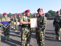 PANGKORMAR ANUGERAHKAN KPLB KEPADA PRAJURIT PENAKLUK OPM DI OPERASI BADAI KASUARI