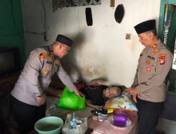 Jaga Jakarta On The Spot, Kapolsek Bekasi Barat Kunjungi Warga Sakit dan Lansia, Salurkan Bantuan Sembako
