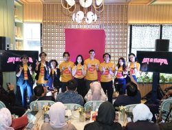 Film Siti Si Vampir Tampilkan Ketimpangan Sosial lewat Komedi Satir Vampir Lokal, Satine Zaneta Jadi Tukang Angkat Galon dan Berubah Jadi Vampir Elit Film Siti Si Vampir tayang mulai 22 Oktober 2026 di bioskop