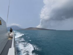 TNI Perkuat Pemantauan Aktivitas Gunung Anak Krakatau dan Pencarian Lima Jurnalis di Selat Sunda
