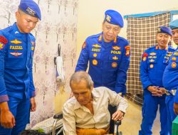 Polairud Polda Metro Jaya Salurkan Bantuan Kursi Roda dan Sembako kepada Warga Pluit