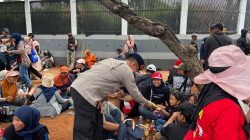 Brimob dan Polwan Polda Metro Bagikan Roti untuk Massa Hari Tani