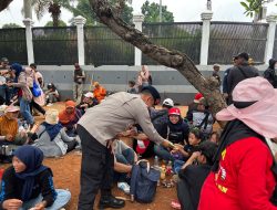 Brimob dan Polwan Polda Metro Bagikan Roti untuk Massa Hari Tani
