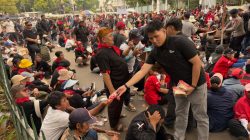 Di Tengah Pelayanan Penyampaian Pendapat, Satgas Gakkum Polda Metro Jaya Bagikan Roti dan Minuman