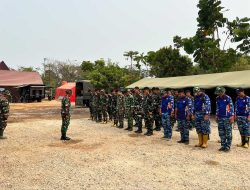 Asap Masih Mengepul, Satgas Darat Lanud Sjamsudin Noor Perkuat Pembasahan Lahan Gambut