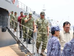 Wapang TNI Dampingi Menhan RI Anugerahkan Satyalancana Dharma Samudera kepada Personel JMSDF