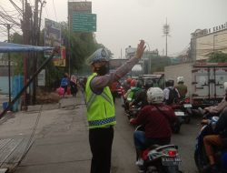 Polsek Bekasi Barat Gelar Pengaturan Lalu Lintas, Berikan Pelayanan kepada Pengguna Jalan