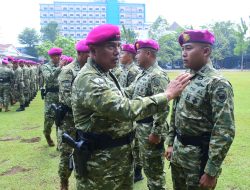 PANGKORMAR PIMPIN TRADISI PENERIMAAN 221 PERWIRA REMAJA MARINIR, TEKANKAN KEPEMIMPINAN DAN PROFESIONALISME