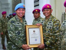 PANGKORMAR BERSAMA PEJABAT UTAMA KORPS MARINIR TERIMA BREVET KEHORMATAN PASPAMPRES