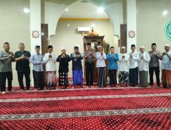 Polisi Bersama Masyarakat, Kapolsek Bekasi Barat Sholat Subuh Keliling di Masjid Al Ikhlas Kranji