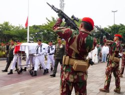 Panglima TNI Pimpin Upacara Pemakaman Alm. Laksamana TNI (Purn) Widodo A. S