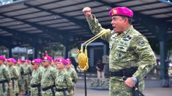 PANGKORMAR APRESIASI AKSI HEROIK PRAJURIT KORPS MARINIR SELAMATKAN ANAK KORBAN KEBAKARAN KAPAL KMP BATUMANDI